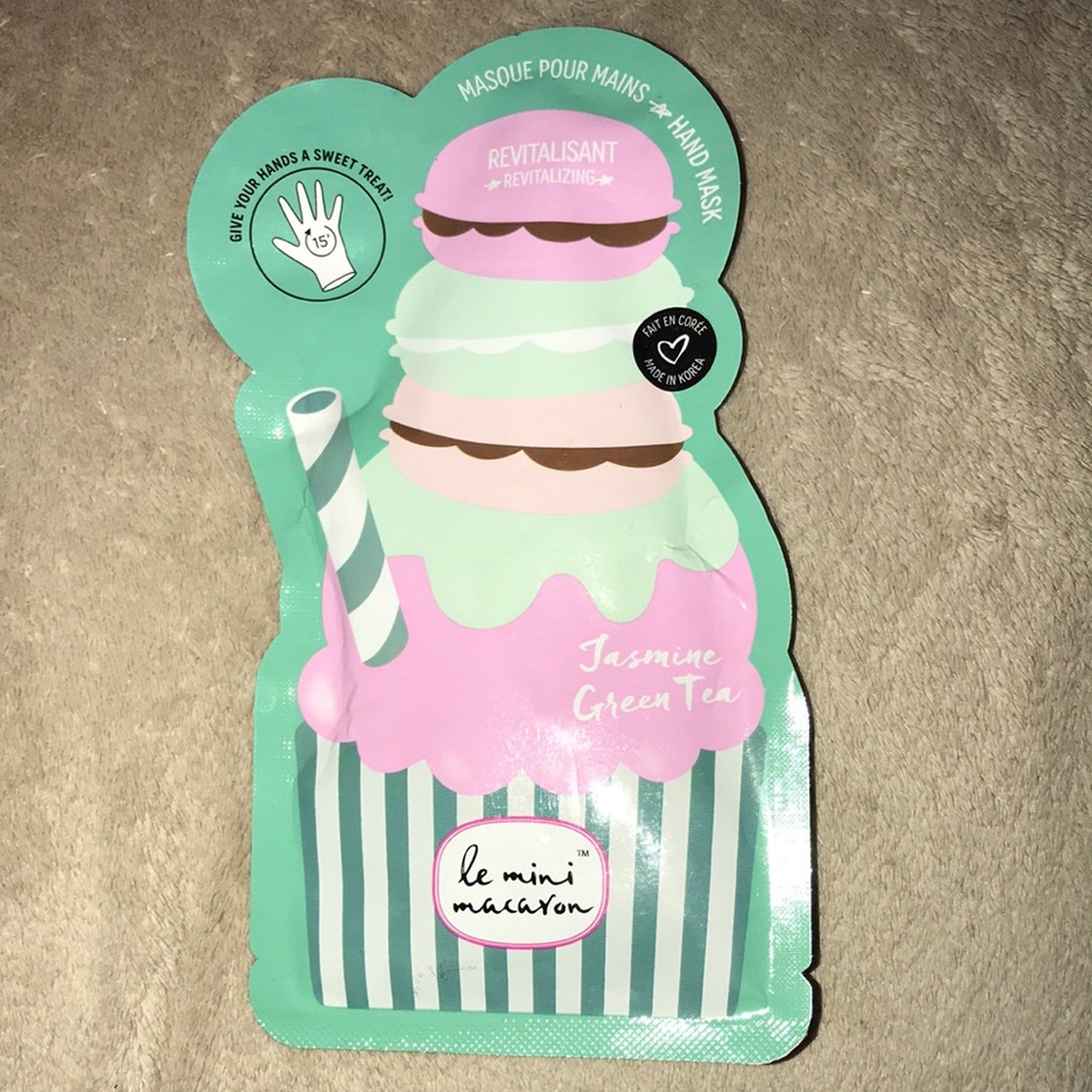 Le mini macaron jasmine green tea hand mask New